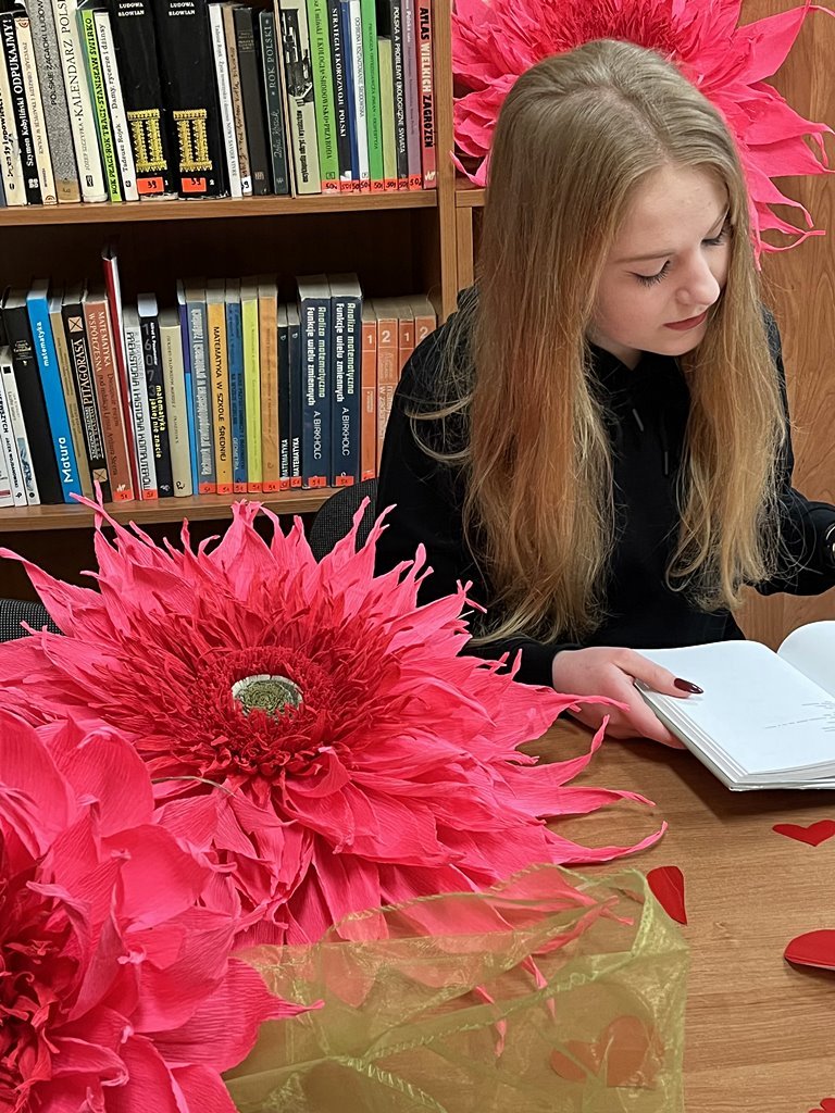 "Walentynkowe czytanie poezji miłosnej w bibliotece"