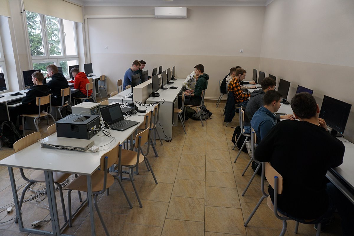 2022-04 Nowe pracownie komputerowe w Reju