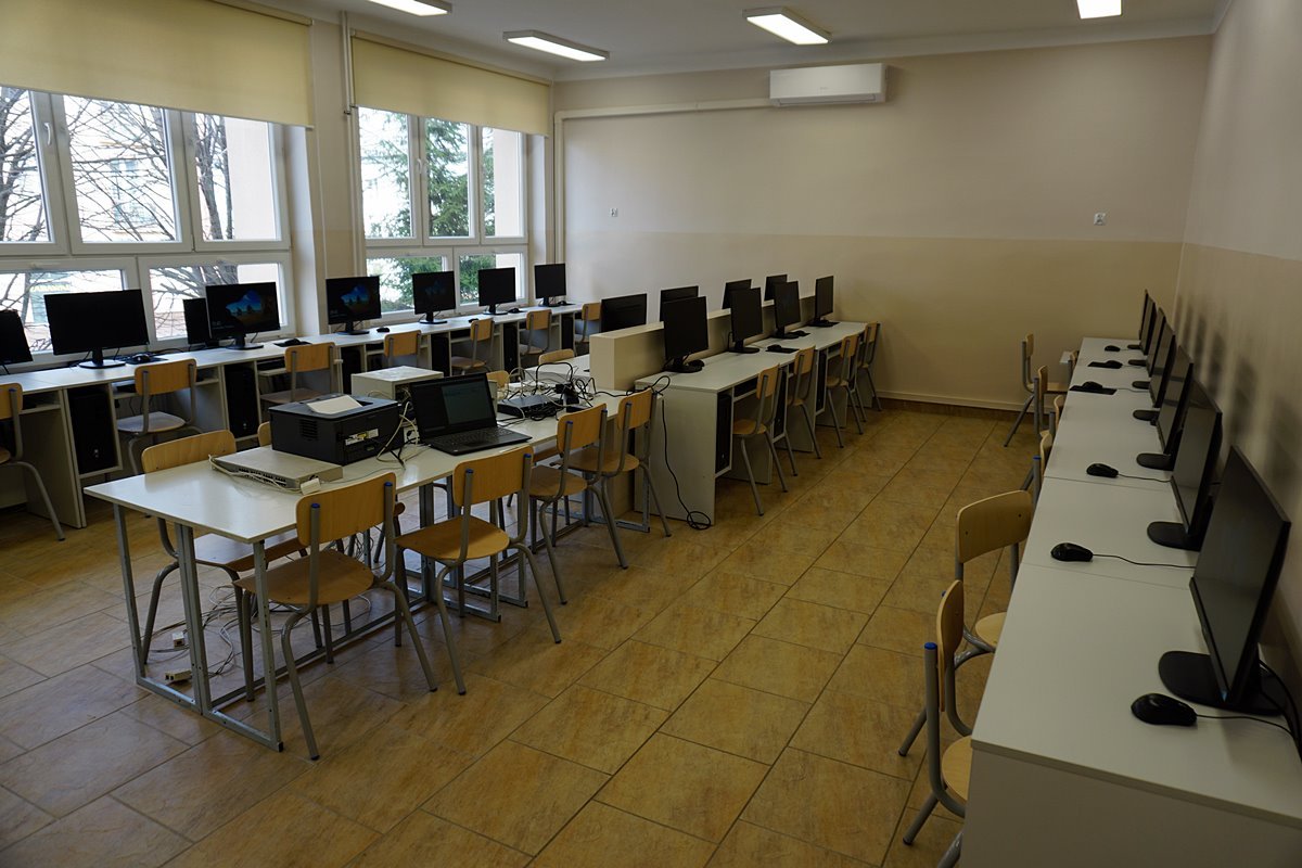 2022-04 Nowe pracownie komputerowe w Reju