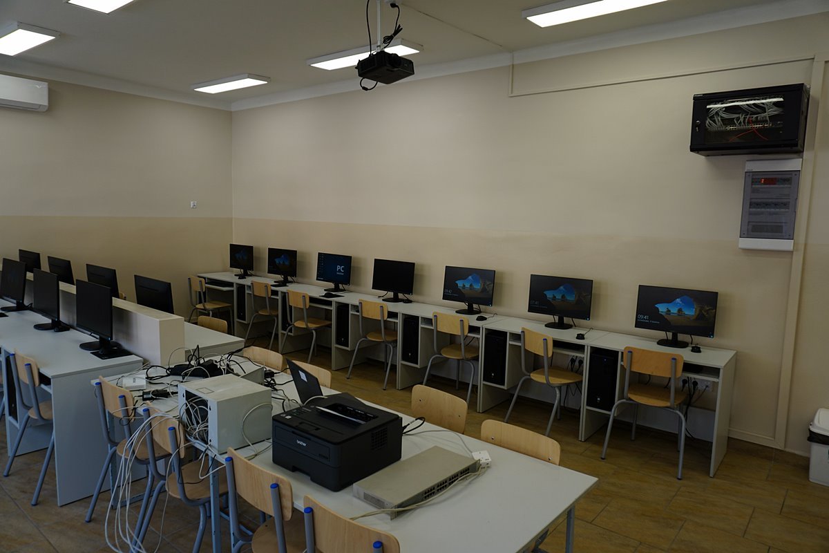 2022-04 Nowe pracownie komputerowe w Reju
