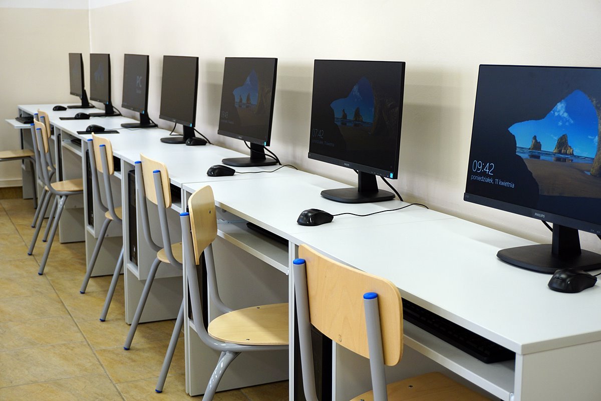 2022-04 Nowe pracownie komputerowe w Reju