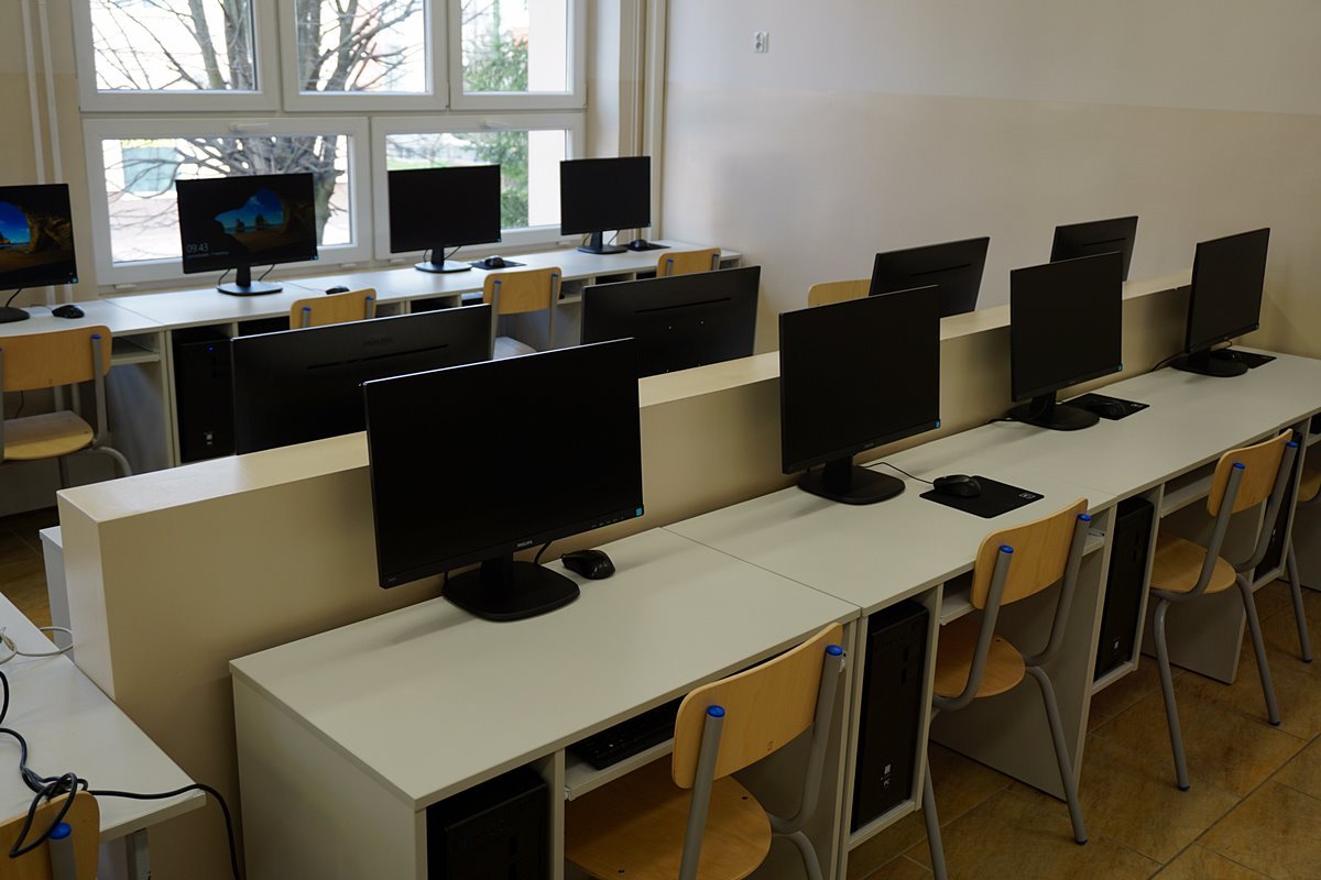 2022-04 Nowe pracownie komputerowe w Reju