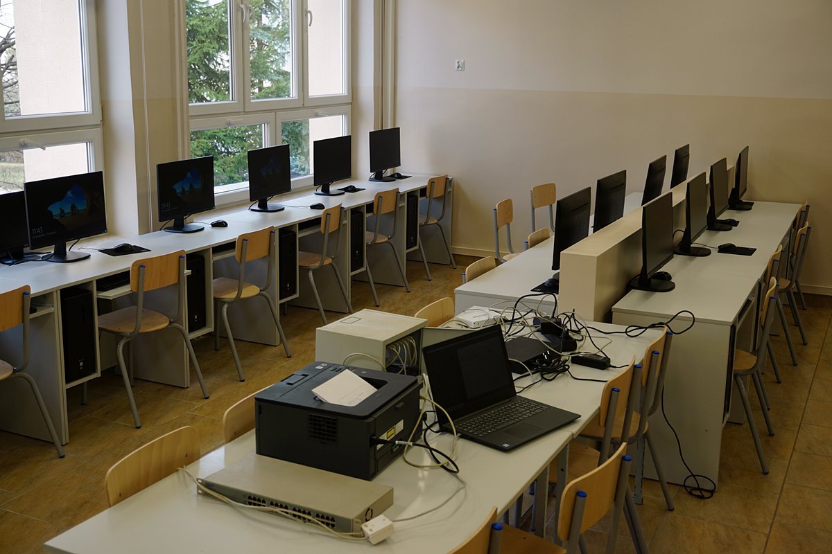 2022-04 Nowe pracownie komputerowe w Reju