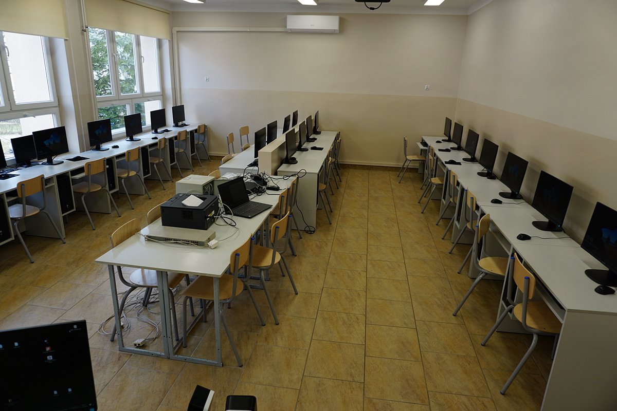 2022-04 Nowe pracownie komputerowe w Reju